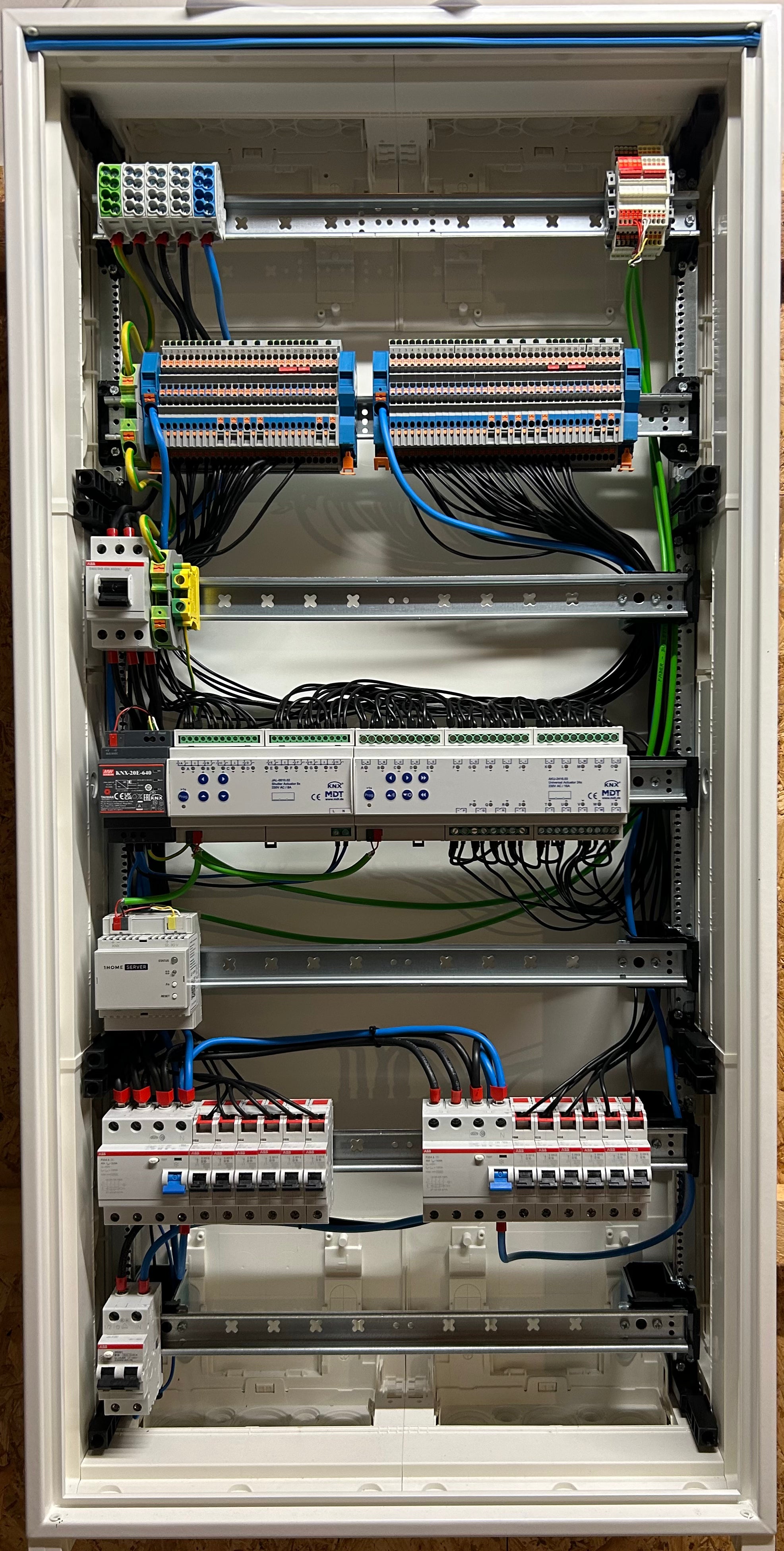 SmartHome IT Services | KNX Schaltschrank
Ergänzend zu deinem ausgewählten Smart Home KNX Paket. Wir verdrahten dein KNX Schaltschrank mit dem Komponenten aus dem Paket.