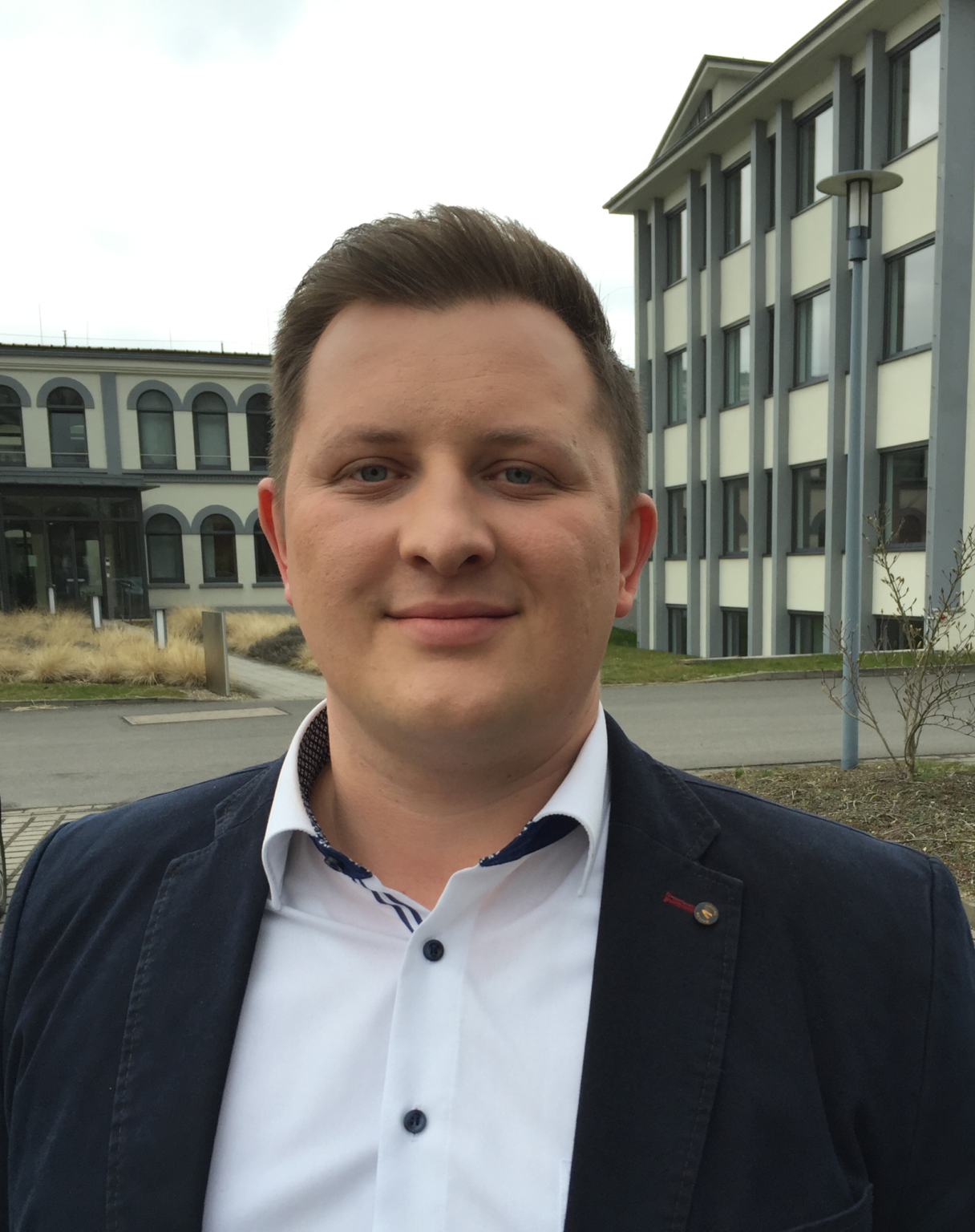 Mein Name ist Vitali Diel, und als Gründer von Smart Home IT Services stehe ich für umfassende Expertise im Bereich KNX Smart Home Lösungen.